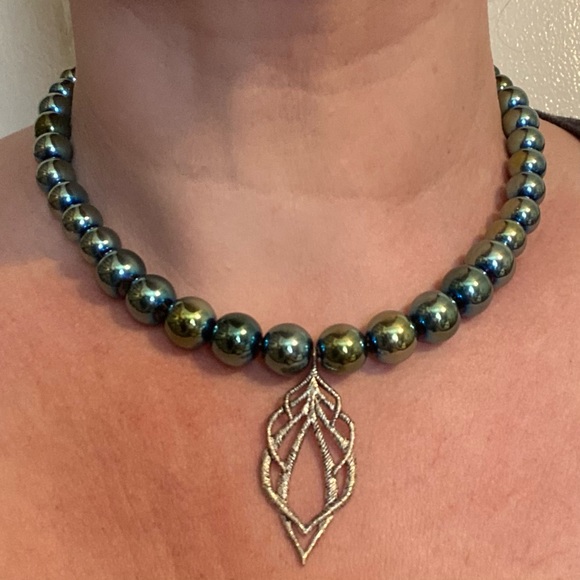 Iridescent Green Glass Graduated Glass Bead Choker - Picture 3 of 5